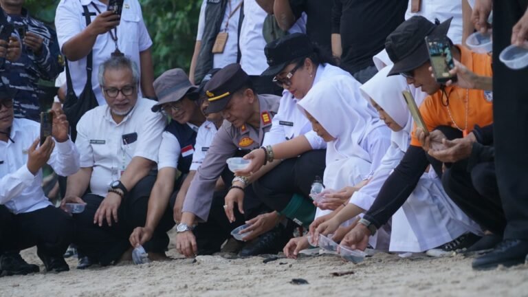 Bupati Gunungkidul Bersama Dinas Kelautan dan Perikanan DIY Lepas 101 Tukik di Pantai Weidombo