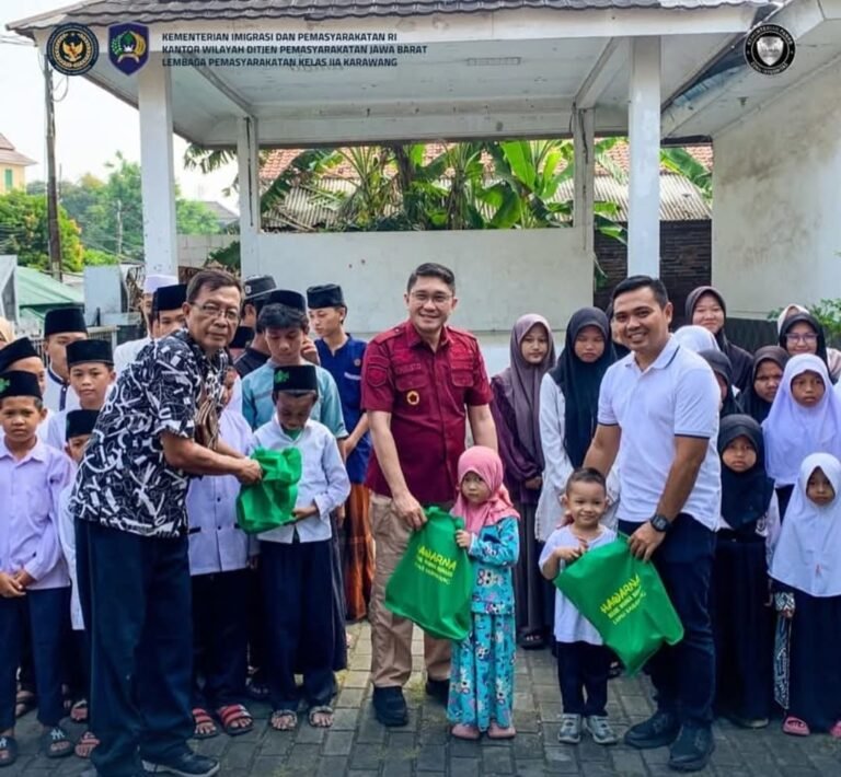 Idul Adha, Lapas Karawang Berbagi Daging Kurban dan Sembako kepada Warga Kurang Mampu