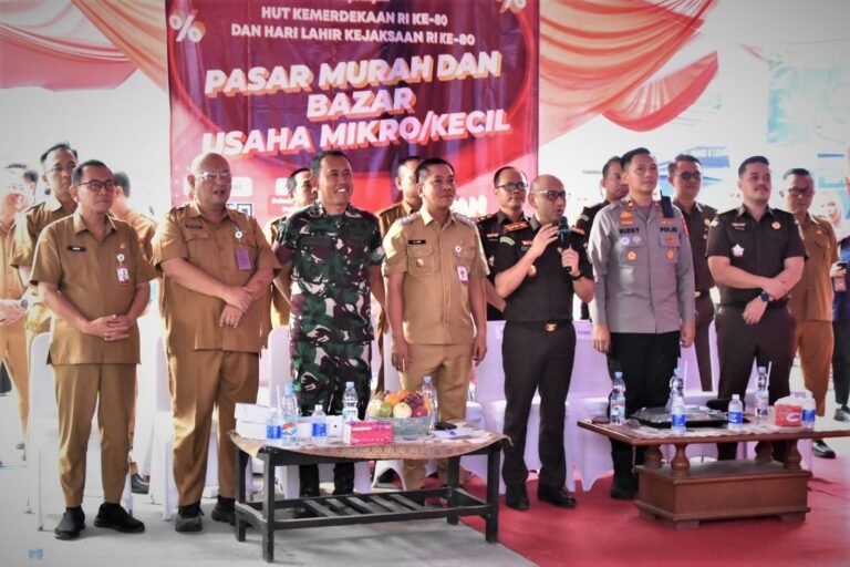 Kejari Karawang Gelar Pasar Murah dan Layanan Hukum Gratis untuk Warga Tirtamulya Peringati HUT ke-80 RI