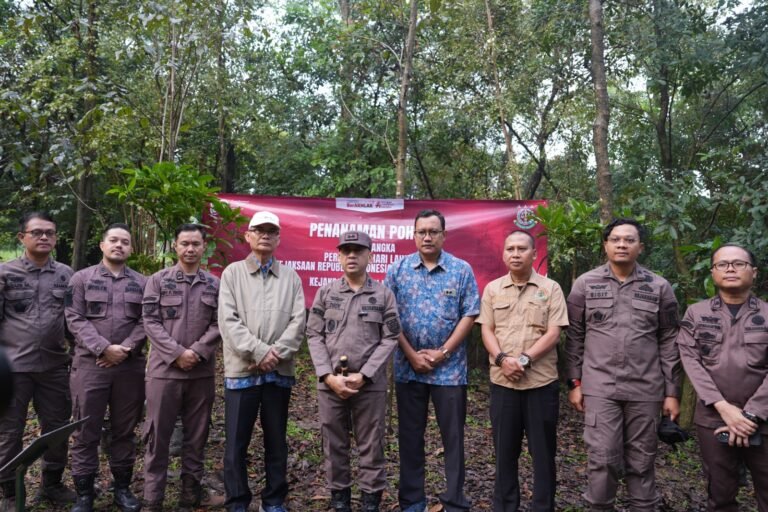 Kejaksaan Negeri Karawang Tanam 200 Bibit Pohon Demi Kelestarian Alam