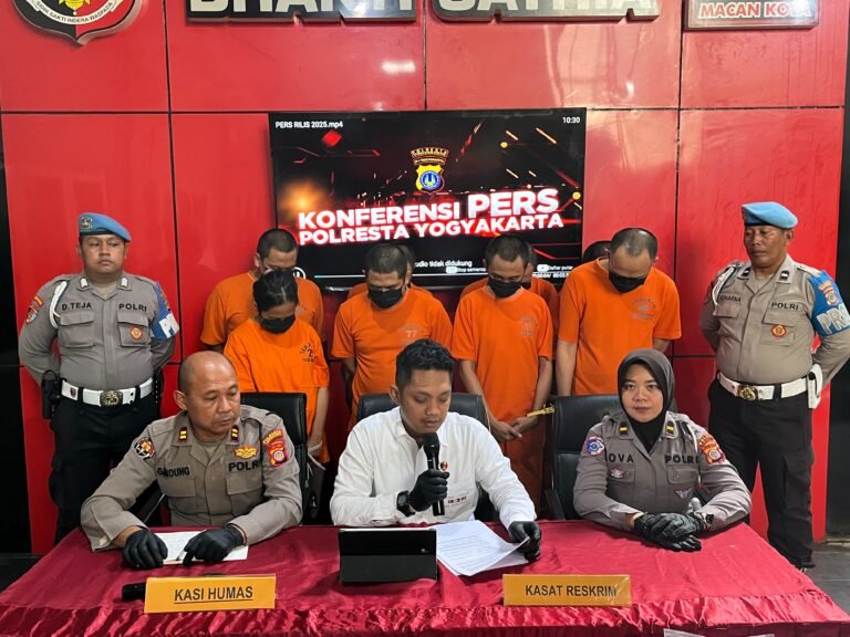 Polisi Tangkap 8 Orang Sindikat Pembuat SIM Palsu