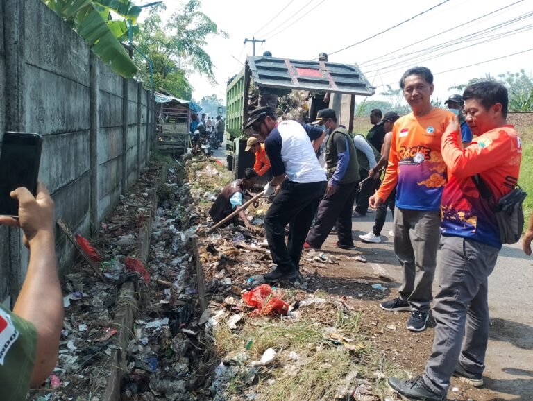 Kolaborasi Camat Karawang Barat dan Rescue Karang Taruna Kabupaten, Bantaran Rel Tanjung Mekar Disapu Bersih