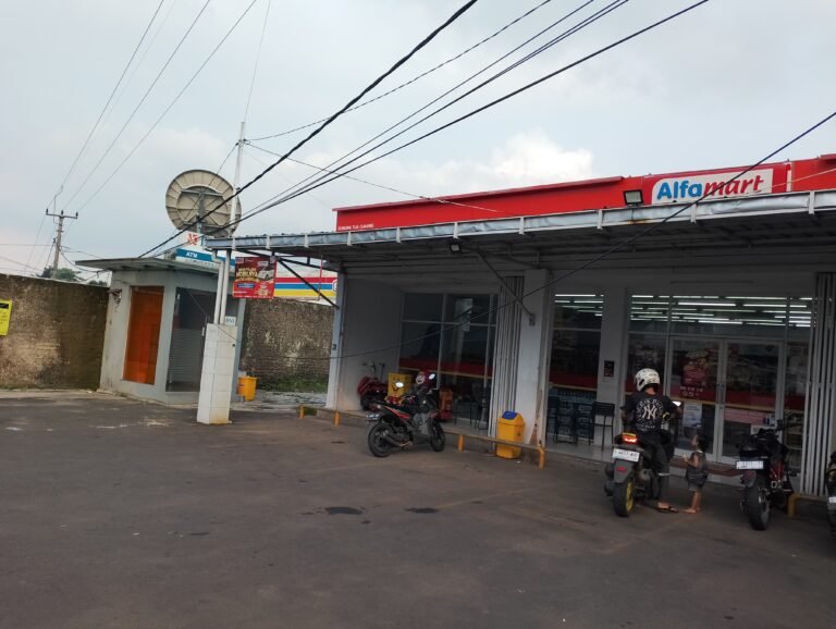 Kabel PLN Kendur di Depan Alfamart Gunungtua, Warga Desak Perbaikan Sebelum Ada Korban