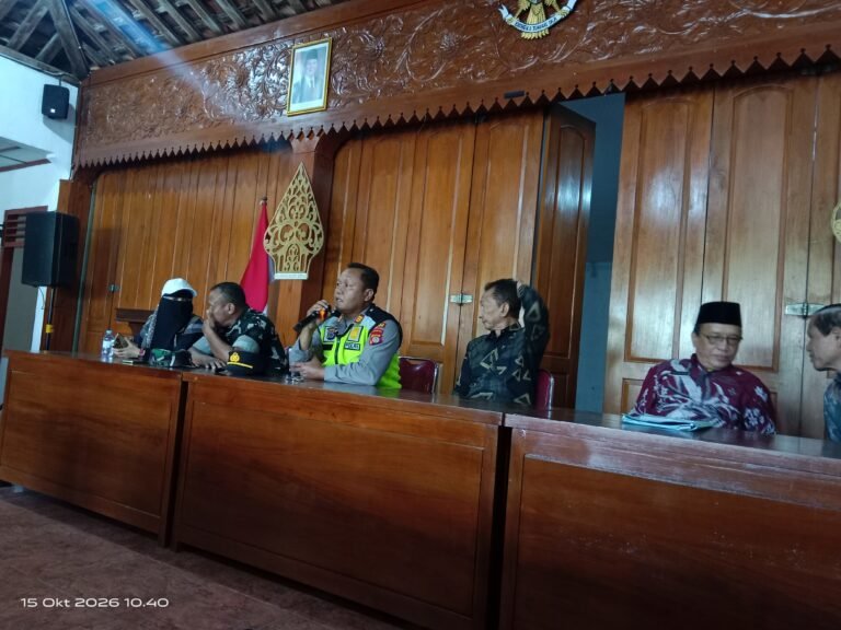 WARGA BENDOREJO GERUDUK BALAI KALURAHAN SEMANU! Tuntut Dukuh Mundur atau Dipecat, Lurah Nyatakan Dinonaktifkan Sementara