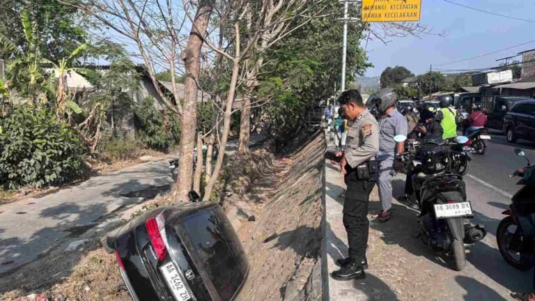 HONDA Sedan Acord masuk parit kecelakaan tunggal jalan jogja wonosari..